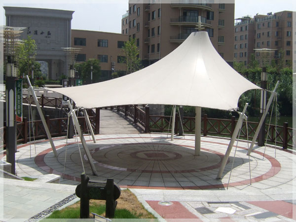 膜結構大戰土建築